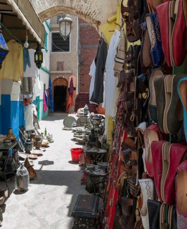 Callejón del zoco con ropa y artesanía a la venta en Casablanca, Marruecos