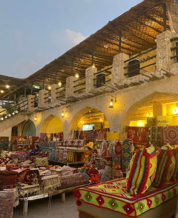 Zoco cubierto con techo de madera en Marrakech, Marruecos